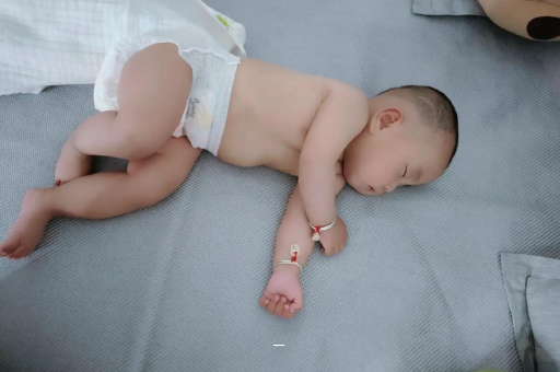 安达宝宝先长上牙还是下牙